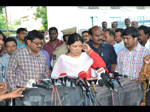మీడియాతో కుటుంబ సభ్యులు, పోలీసులు