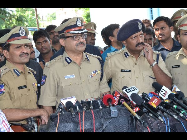 మీడియాతో మాట్లాడుతున్న పోలీసులు
