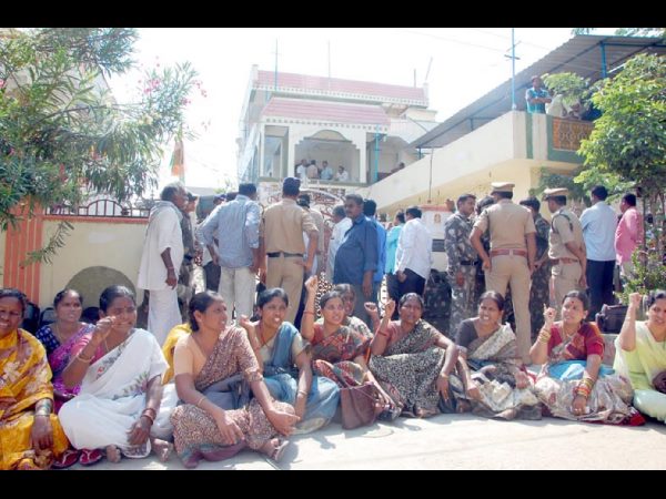 మహిళా సంఘాల ధర్నా