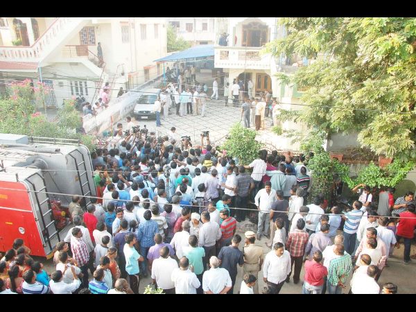 రాజయ్య నివాసం వద్ద జనం