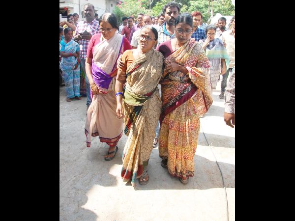 రాజయ్య కోడలు సారిక తల్లి వస్తున్న దృశ్యం