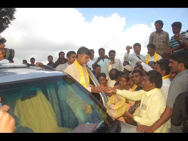 బాక్సైట్ తవ్వకాలు - 2010లో చంద్రబాబు పరిశీలన