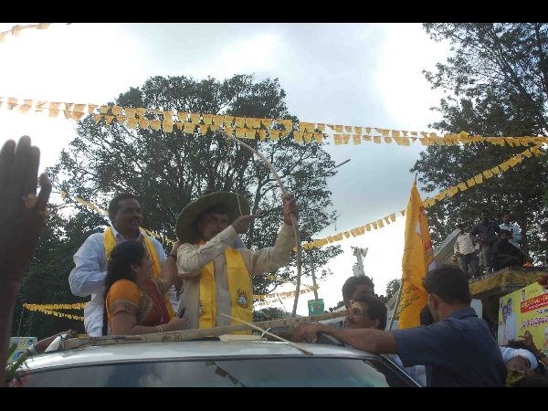 బాక్సైట్ తవ్వకాలు - 2010లో చంద్రబాబు పరిశీలన