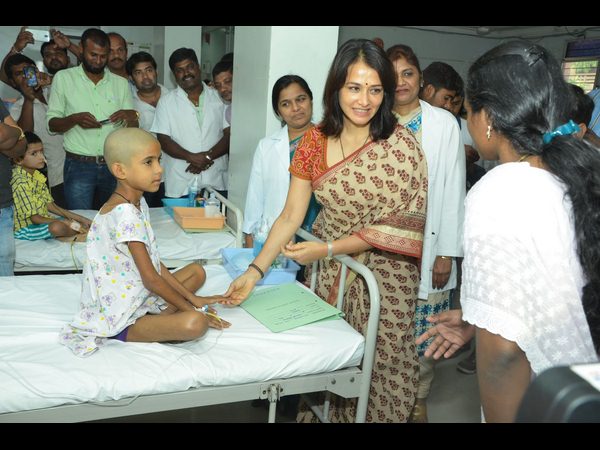  క్యాన్సర్ చిన్నారులకు నటి అమల భరోసా