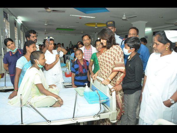 క్యాన్సర్ చిన్నారులకు నటి అమల భరోసా