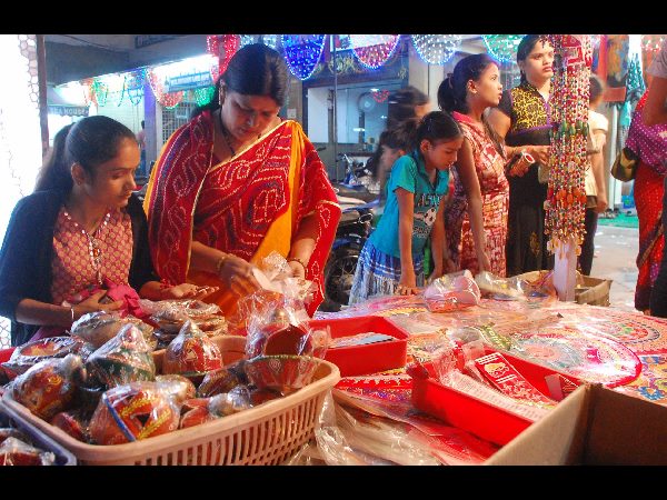  సందడి: మార్కెట్లకు దీపావళి శోభ