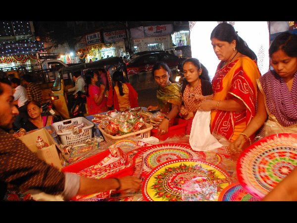 సందడి: మార్కెట్లకు దీపావళి శోభ