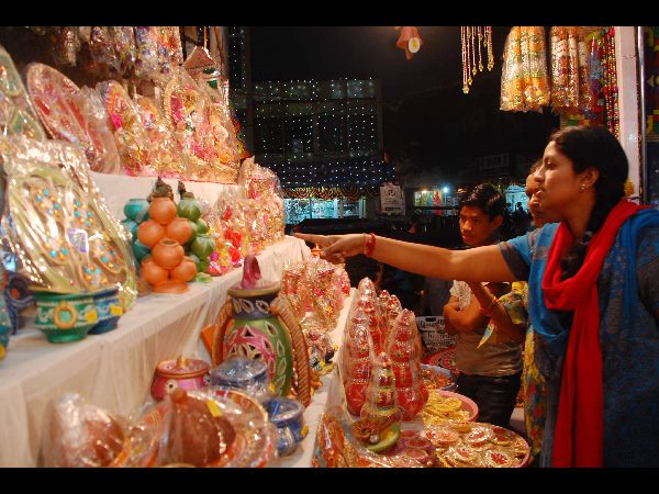 సందడి: మార్కెట్లకు దీపావళి శోభ