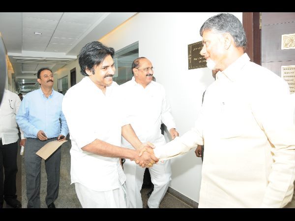 చంద్రబాబుతో కరచాలనం