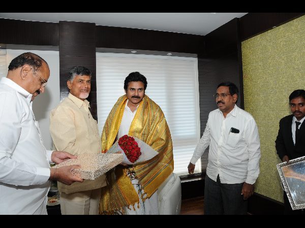 పవన్ కళ్యాణ్‌కు సత్కారం