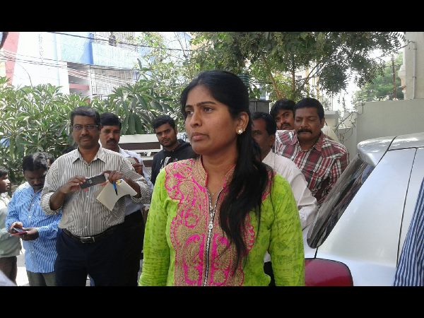 మీడియాకు వివరాలు చెబుతున్న ఏసీబీ అధికారి సునీత