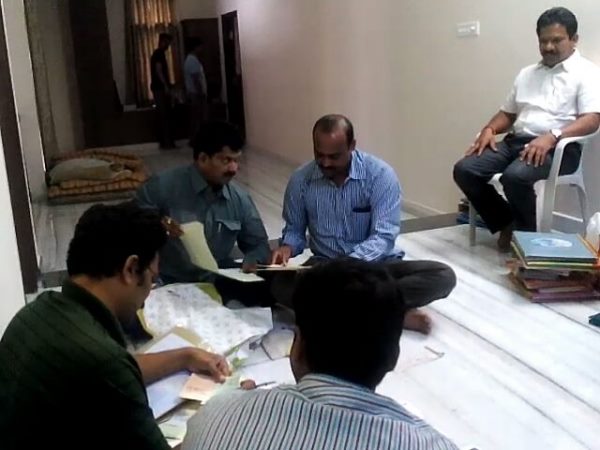 కూకట్ పల్లిలోని ఇంటిలో ఏసీబీ అధికారుల పరిశీలన