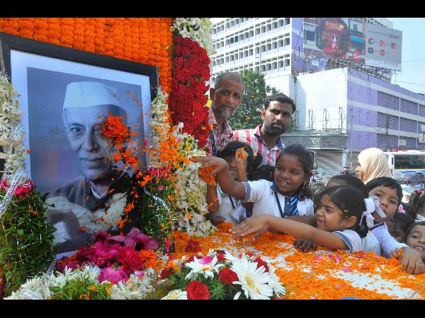 ఫోటో రాజకీయం: నెహ్రూ ప్రాధాన్యం తగ్గించేందుకు కుట్ర ఫోటో రాజకీయం: నెహ్రూ ప్రాధాన్యం తగ్గించేందుకు కుట్ర