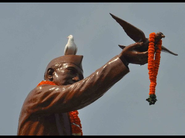 ఫోటో రాజకీయం: నెహ్రూ ప్రాధాన్యం తగ్గించేందుకు కుట్ర ఫోటో రాజకీయం: నెహ్రూ ప్రాధాన్యం తగ్గించేందుకు కుట్ర