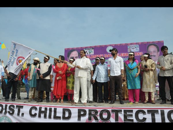 బెలూన్లు ఎగరేసి, సైకిల్ ర్యాలీని ప్రారంభించిన హీరో వరుణ్ సందేశ్