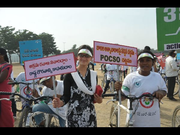  బెలూన్లు ఎగరేసి, సైకిల్ ర్యాలీని ప్రారంభించిన హీరో వరుణ్ సందేశ్