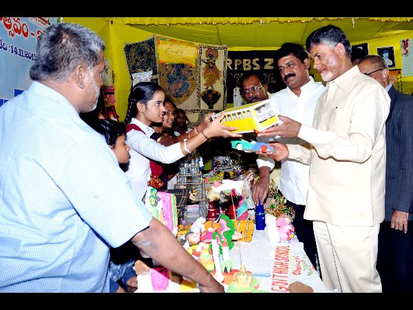  ఎన్టీఆర్, సత్యనాదెళ్ల సామాన్య కుటుంబ వచ్చిన వారే