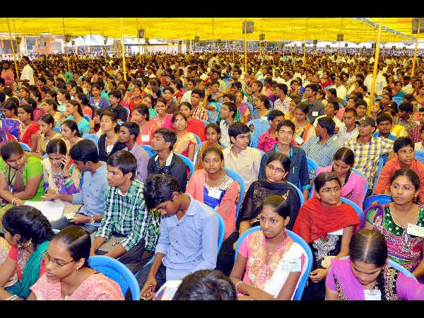  ఎన్టీఆర్, సత్యనాదెళ్ల సామాన్య కుటుంబ వచ్చిన వారే
