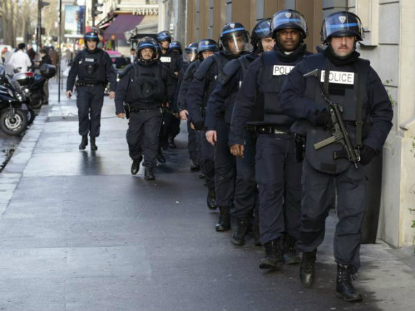 పారిస్‌ ఘటనలో ఓ ఉగ్రవాదిని గుర్తించిన పోలీసులు