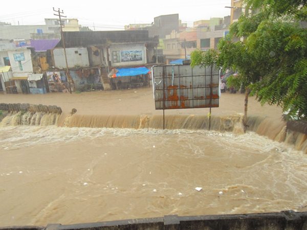 కొట్టుకుపోతున్న వాహనాలు