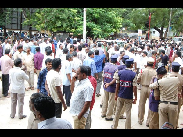 ఘటనా స్థలంలో ప్రజలు, పోలీసులు