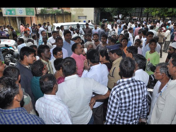 గుమిగూడిన జనం, పోలీసుల విచారణ