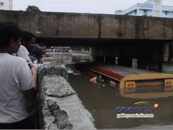 ఎక్కడి వాహనాలు అక్కడే
