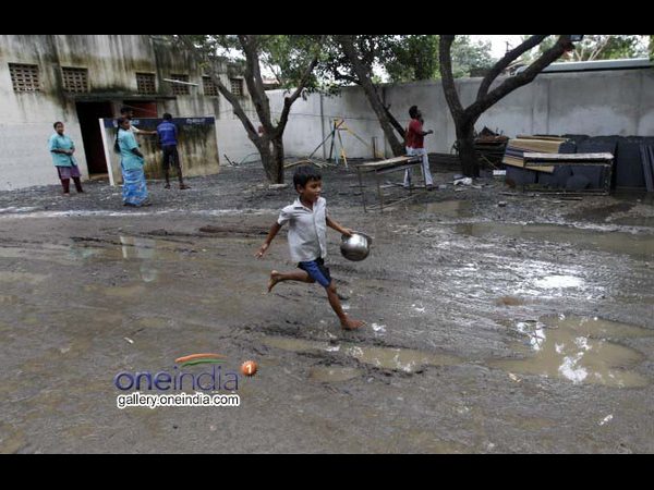సైనం అందించే ఆహారం కోసం ఎదురు చూపులు