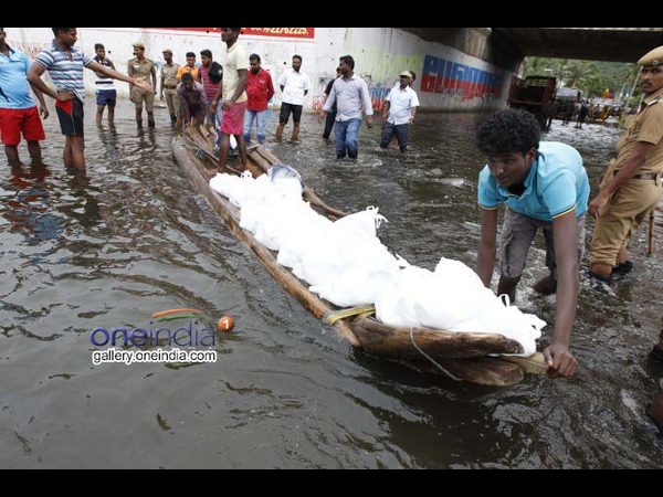 బోట్లలో రక్షిస్తున్నారు
