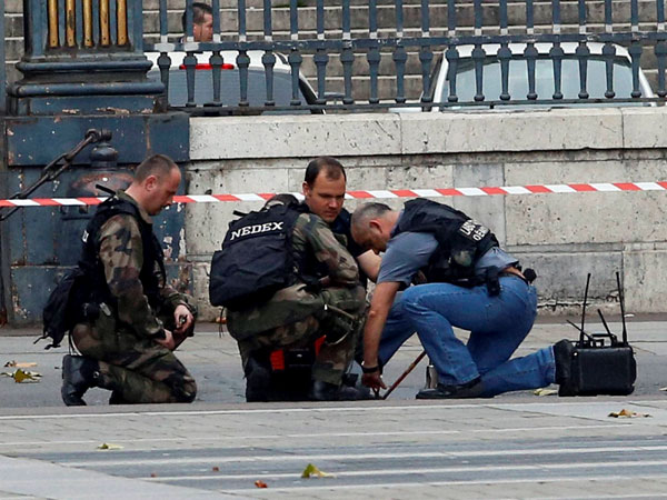 Italian prist wound in latest attack in Bangladesh Italian prist wound in latest attack in Bangladesh