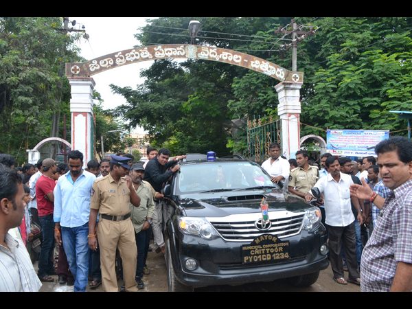 అనురాధ దంపతులు