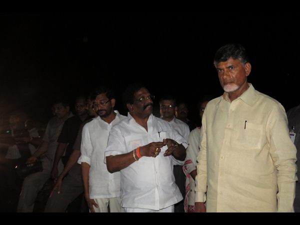 గండిపై చంద్రబాబు సీరియస్, వెంట శిద్ధా: 50 ఏళ్లలో లేని వర్షం (పిక్చర్స్)