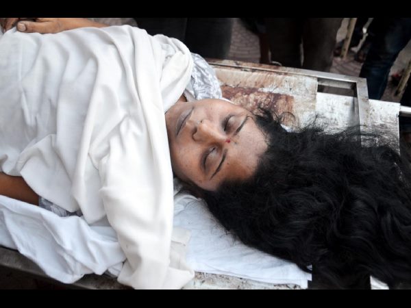 ఫ్యాన్‌కు ఉరేసుకుని పోలీసు అధికారి భార్య ఆత్మహత్య 