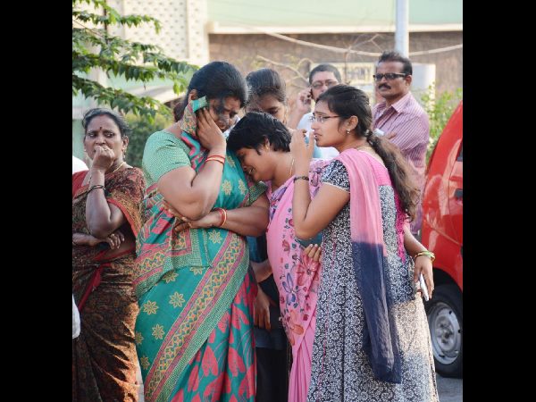 ఫ్యాన్‌కు ఉరేసుకుని పోలీసు అధికారి భార్య ఆత్మహత్య 