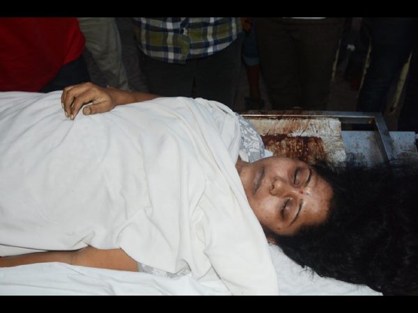 ఫ్యాన్‌కు ఉరేసుకుని పోలీసు అధికారి భార్య ఆత్మహత్య 