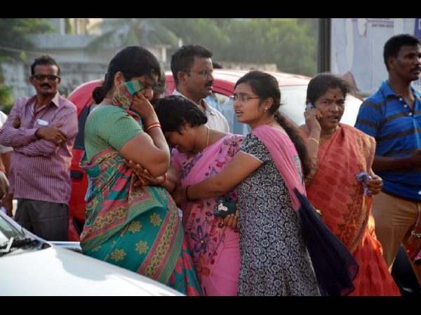  ఫ్యాన్‌కు ఉరేసుకుని పోలీసు అధికారి భార్య ఆత్మహత్య 