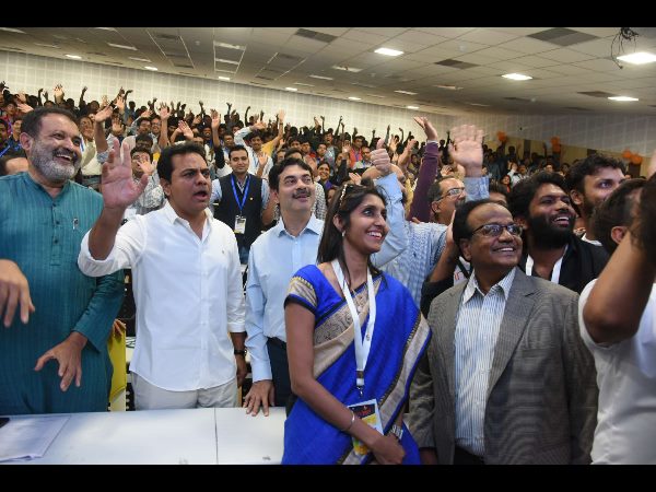 టీ హబ్ ఇన్నోఫెస్ట్లో కేటీఆర్ సెల్ఫీలు, కేరింతలు టీ హబ్ ఇన్నోఫెస్ట్లో కేటీఆర్ సెల్ఫీలు, కేరింతలు