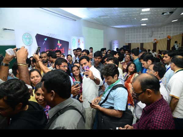 టీ హబ్ ఇన్నోఫెస్ట్లో కేటీఆర్ సెల్ఫీలు, కేరింతలు టీ హబ్ ఇన్నోఫెస్ట్లో కేటీఆర్ సెల్ఫీలు, కేరింతలు