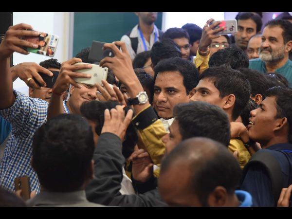 టీ హబ్ ఇన్నోఫెస్ట్లో కేటీఆర్ సెల్ఫీలు, కేరింతలు టీ హబ్ ఇన్నోఫెస్ట్లో కేటీఆర్ సెల్ఫీలు, కేరింతలు