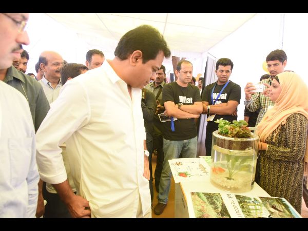 టీ హబ్ ఇన్నోఫెస్ట్లో కేటీఆర్ సెల్ఫీలు, కేరింతలు టీ హబ్ ఇన్నోఫెస్ట్లో కేటీఆర్ సెల్ఫీలు, కేరింతలు