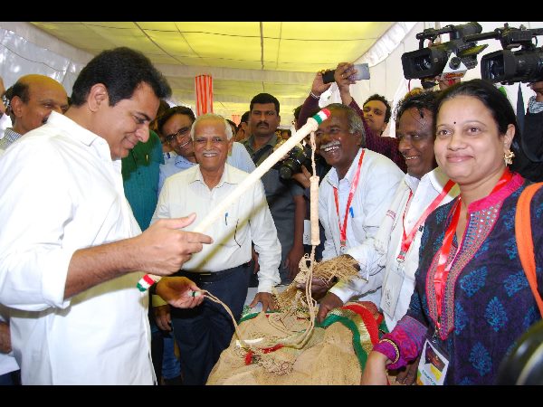 టీ హబ్ ఇన్నోఫెస్ట్లో కేటీఆర్ సెల్ఫీలు, కేరింతలు టీ హబ్ ఇన్నోఫెస్ట్లో కేటీఆర్ సెల్ఫీలు, కేరింతలు