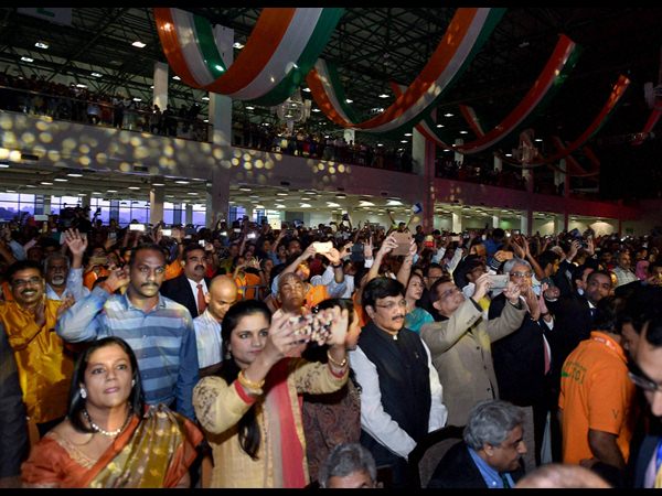 మోడీ ఫొటోలు తీస్తూ..