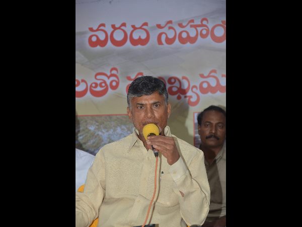 chandrababu naidu stuck in lift at srikalahasti