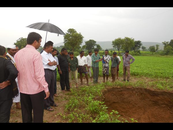 కుంగుతున్న భూమి