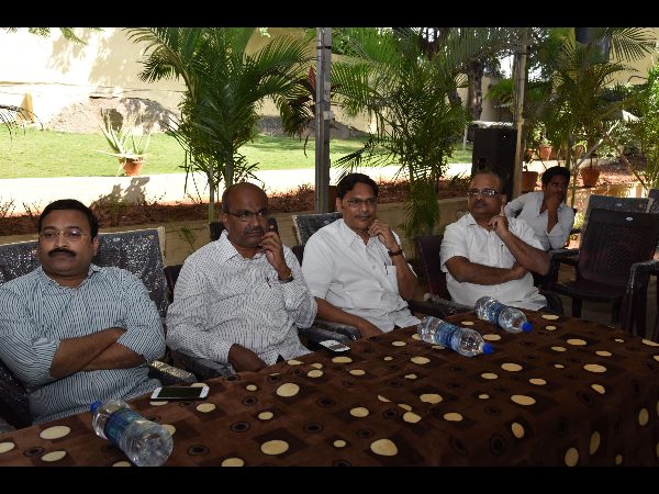 కలిసి మెలసి ఉందాం..