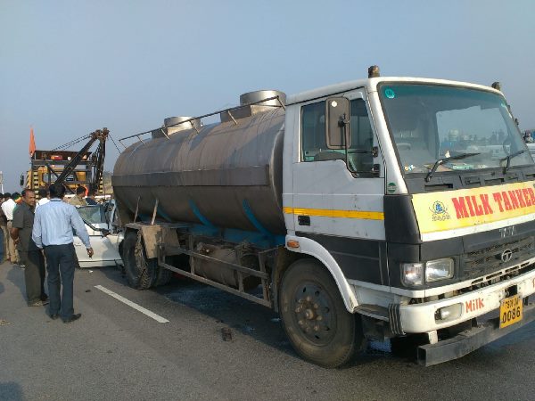  ఔటర్‌లో ఘోర రోడ్డు ప్రమాదం: మాజీ డీజీపీ పేర్వారం మనవడి దుర్మరణం