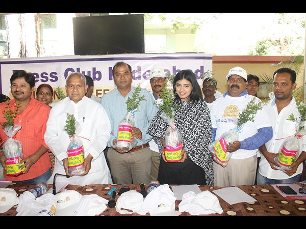  'బొకే వద్దు మొక్కే ముద్దు'