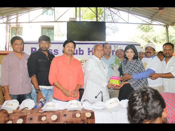  'బొకే వద్దు మొక్కే ముద్దు'