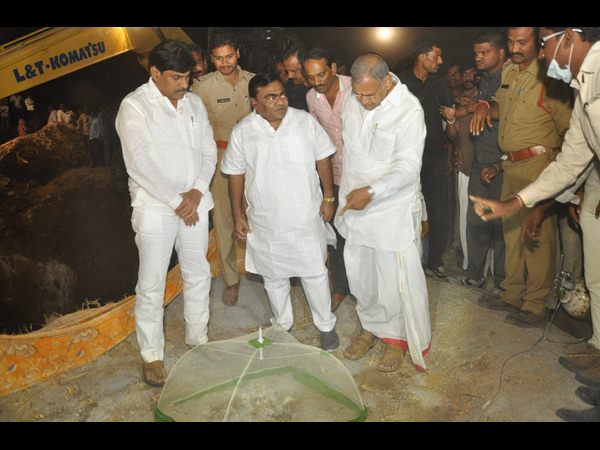 బోరుబావిలో పడిన 3 ఏళ్ల బాలుడు మృతి