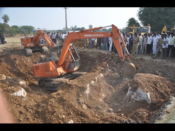 బోరుబావిలో పడిన 3 ఏళ్ల బాలుడు మృతి